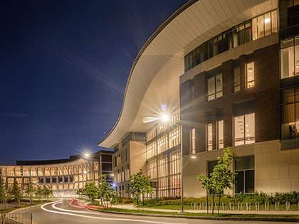 现代凯时国际app首页分校大楼的夜晚，前面的灯光闪闪发光